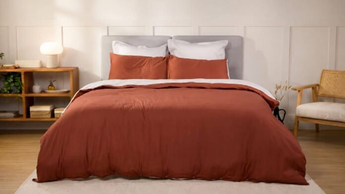 Cette offre des Soldes d'été permet d'obtenir un ensemble complet comprenant housse de couette, drap-housse et deux taies d'oreiller à prix réduit.