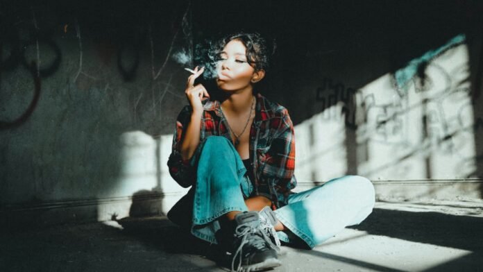 Pourquoi la cigarette revient-elle à la mode, notamment chez les plus jeunes?