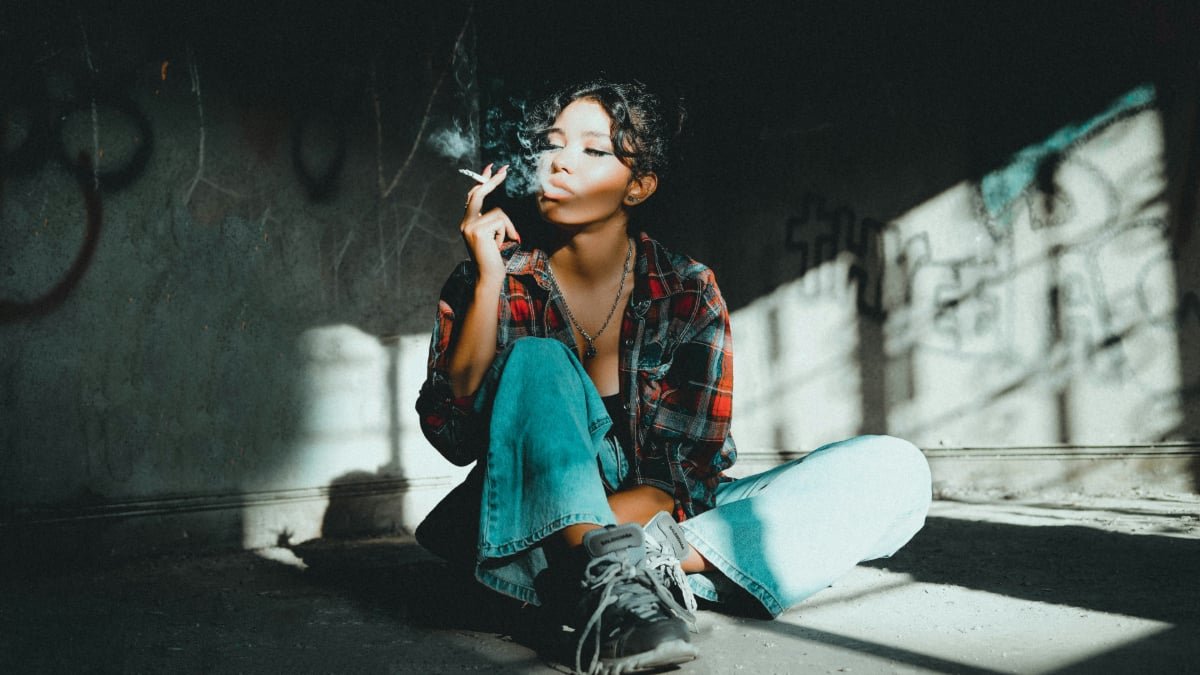 Pourquoi la cigarette revient-elle à la mode, notamment chez les plus jeunes?