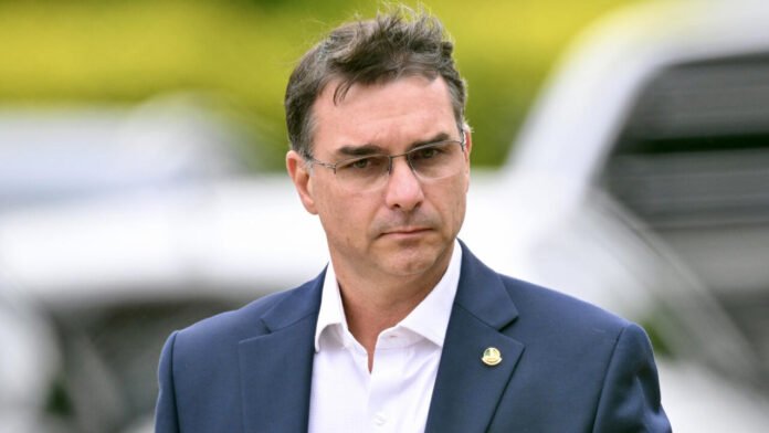 Présidentielle au Brésil : le fils de Jair Bolsonaro investi candidat face à Lula