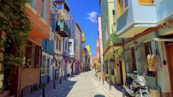 Promenade dans Balat, le quartier aux mille maisons colorées, parmi les plus photographiés d'Istanbul