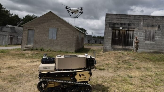 REPORTAGE. "Au lieu d'exposer 120 à 130 soldats au combat, on enverra nos robots et nos drones" : comment l'armée française prépare les combats de demain