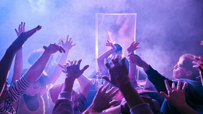 Rave party: pourquoi les femmes quinquas s'éclatent et en tirent de précieux bénéfices pour leur santé