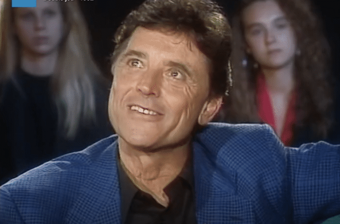Sacha Distel : enfant caché pendant la guerre, le piano et la chanson l’ont sauvé