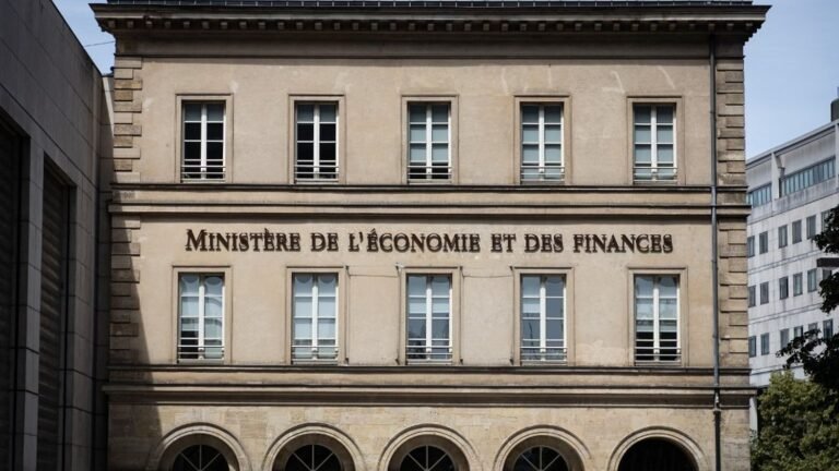 Sans changement de politique, le déficit public atteindra 6,8% du PIB et la dette 130% en 2030, selon un rapport d'économistes missionnés par Bercy