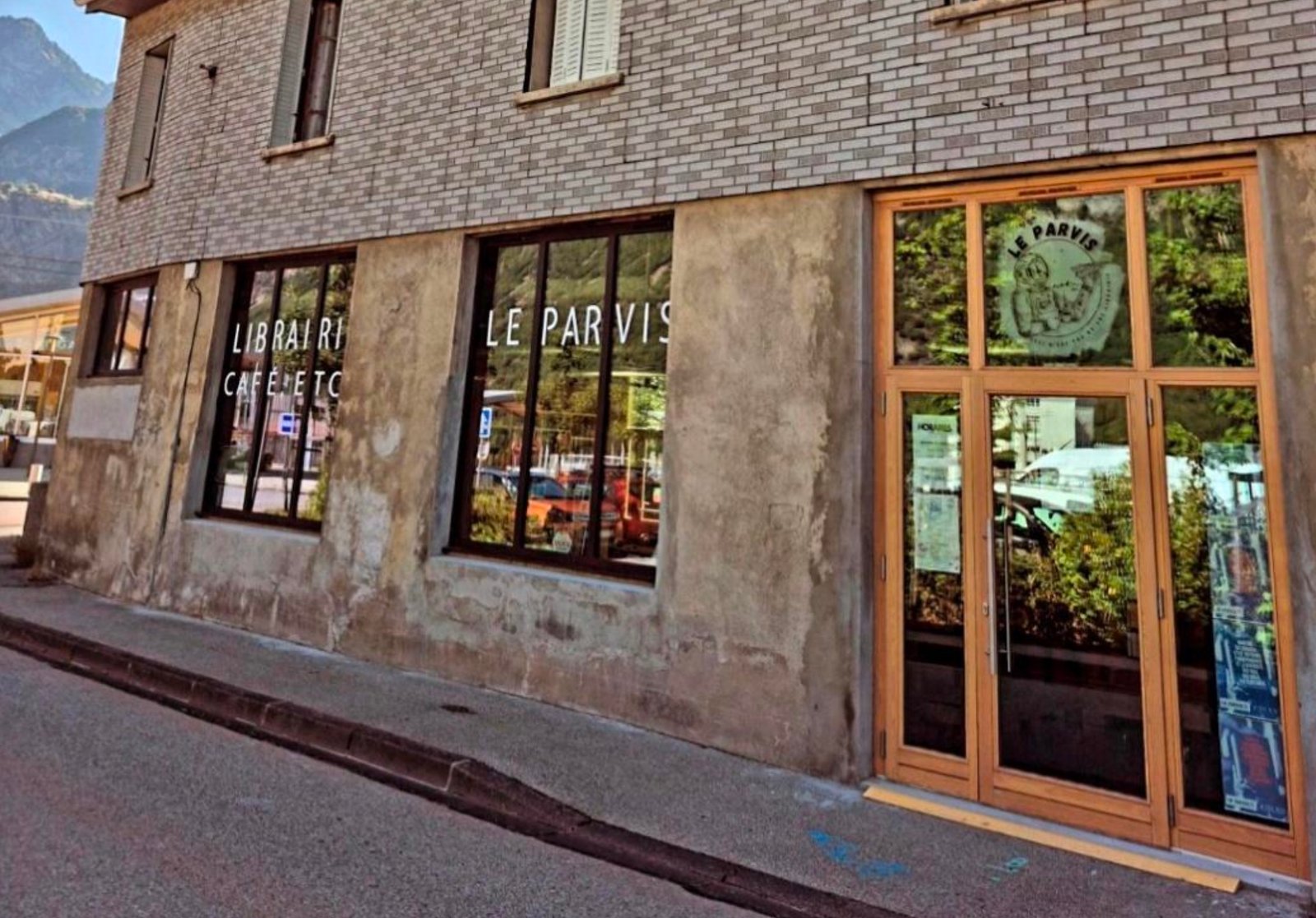 Savoie : dans une ancien atelier de skis s'installe Le Parvis, la librairie-café-etc.
