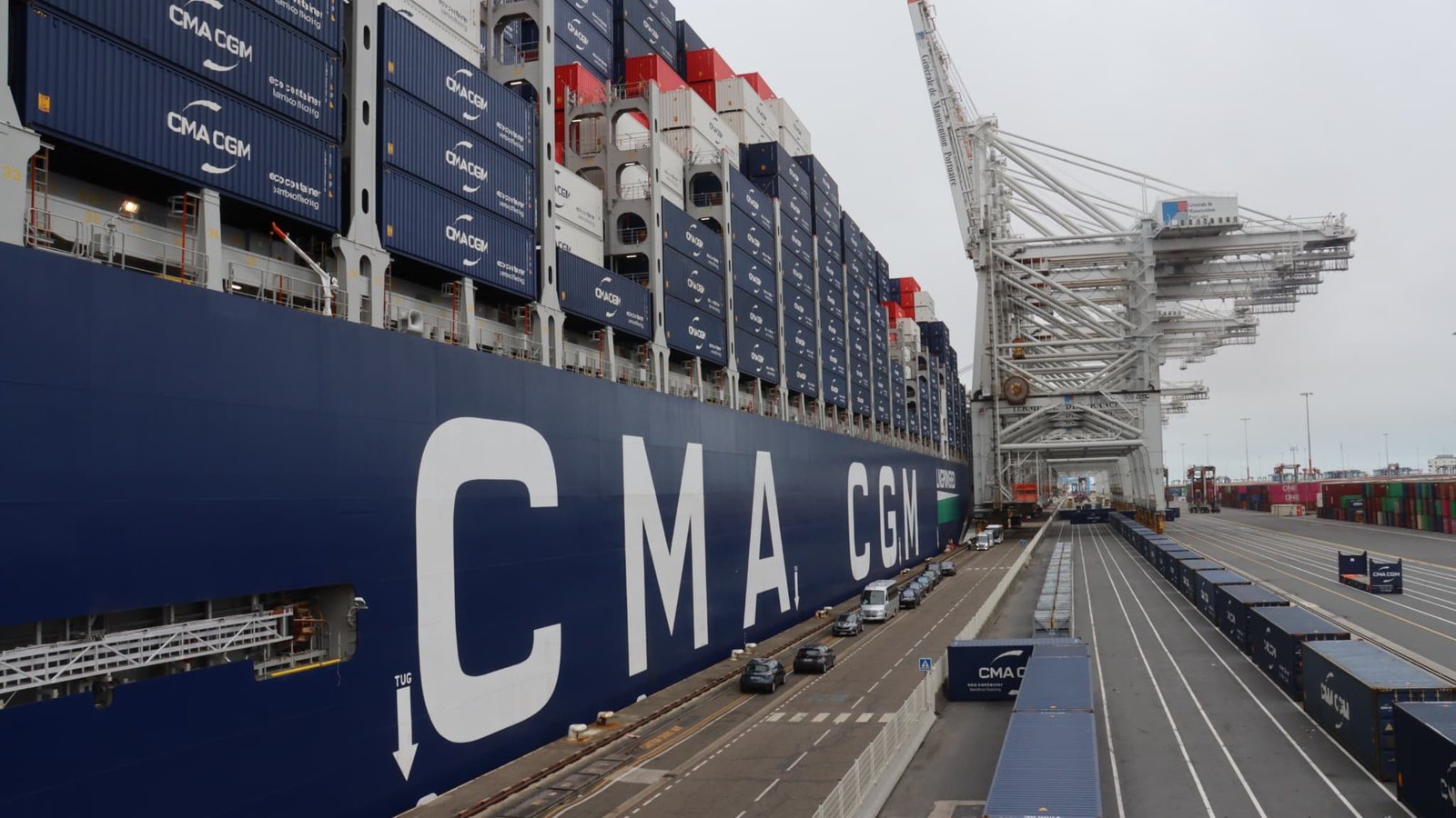 Si on mettait ses 24.000 conteneurs bout à bout ils formeraient une file de 146 kilomètres: on est monté à bord du nouveau navire Notre-Dame de CMA-CGM, le plus grand de la flotte française avec son "casque" qui réduit (un peu) ses émissions