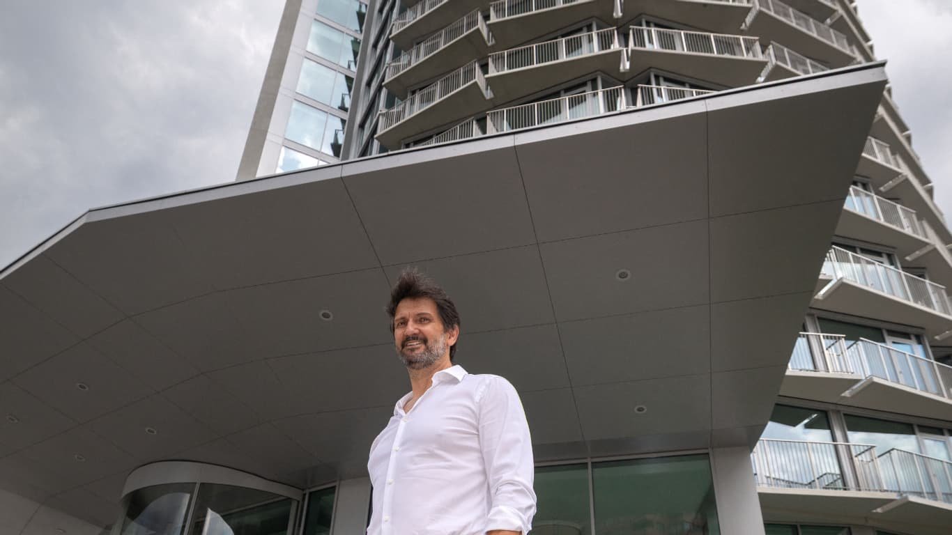 Le ministre slovaque de la Défense, Robert Kalinak, pose pour une photo lors de sa visite du bâtiment rénové de l'ancien dortoir militaire, communément appelé "Kukurica" (Maïs), qui deviendra le nouveau siège du ministère de la Défense de la République slovaque, lors de la présentation à la presse à Bratislava, en Slovaquie, le 16 juillet 2026. Le ministre slovaque de la Défense, Robert Kalinak, pose pour une photo lors de sa visite du bâtiment rénové de l'ancien dortoir militaire, communément appelé "Kukurica" (Maïs), qui deviendra le nouveau siège du ministère de la Défense de la République slovaque, lors de la présentation à la presse à Bratislava, en Slovaquie, le 16 juillet 2026.