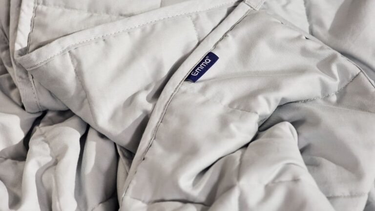 Stress, nuits agitées : cette couverture lestée Emma incontournable pour mieux dormir passe à -50 %