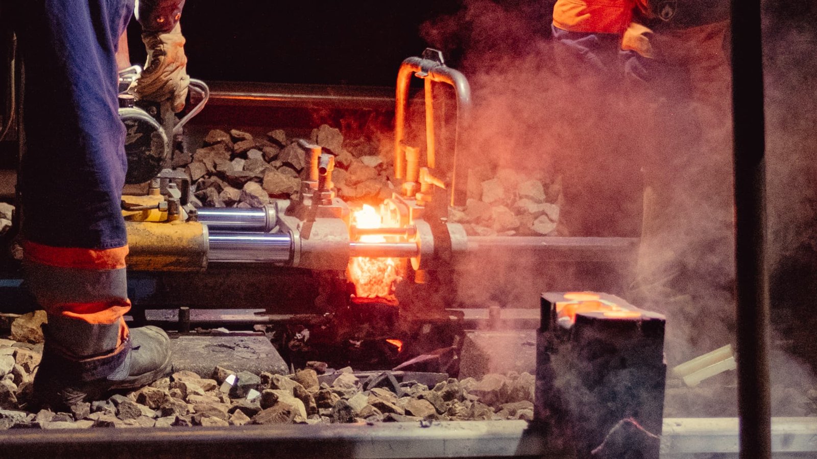 Sur le chantier de renouvellement des voies sur la ligne Paris-Cherbourg Sur le chantier de renouvellement des voies sur la ligne Paris-Cherbourg