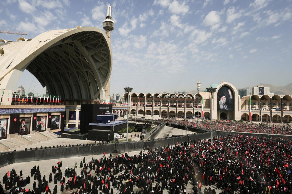 Des milliers de fidèles se rassemblent pour une cérémonie d'adieu publique en hommage au défunt Guide suprême, l'ayatollah Ali Khamenei, à la grande Mosalla de l'imam Khomeini à Téhéran, le 4 juillet