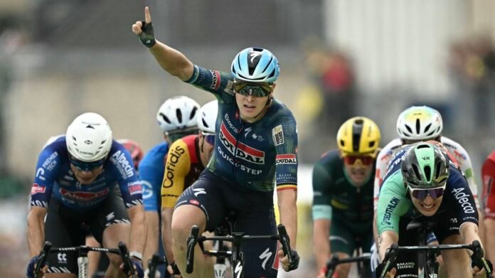 Tim Merlier décroche une troisième victoire sur le Tour de France 2026 au terme d'une 12e étape cadenassée par les équipes de sprinteurs