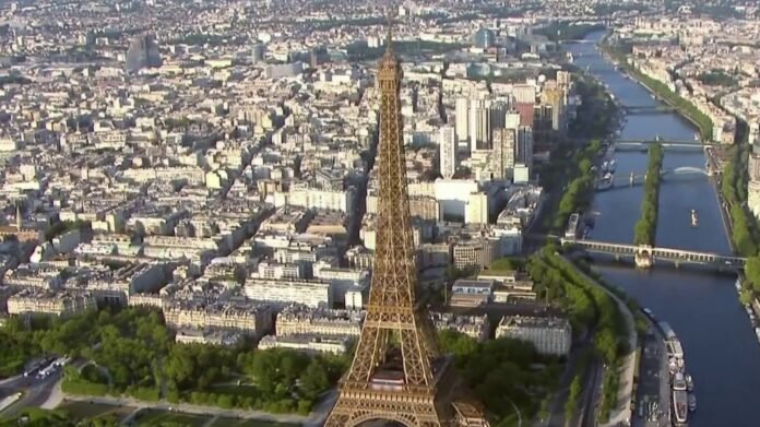 Tour Eiffel, Louvre, musée d’Orsay… La capitale au ralenti face à la canicule