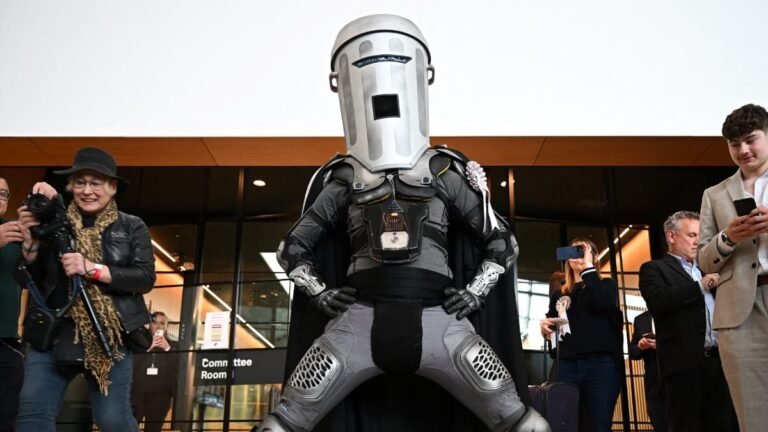 Un extraterrestre à tête de poubelle sera-t-il le seul adversaire de Nigel Farage dans cette élection locale?
