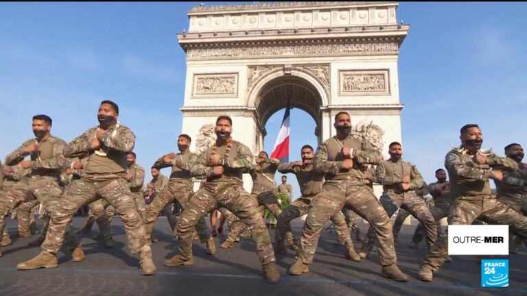 Un haka sur la plus belle avenue du monde!