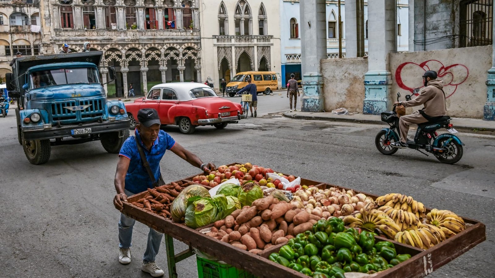 Un homme pousse sa charrette remplie de produits agricoles dans une rue de La Havane, le 8 juin 2026, alors que les prix s'emballent.. 