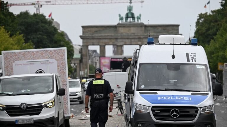 Un véhicule fonce dans la foule à la Marche des fiertés de Berlin, faisant un mort et 29 blessés