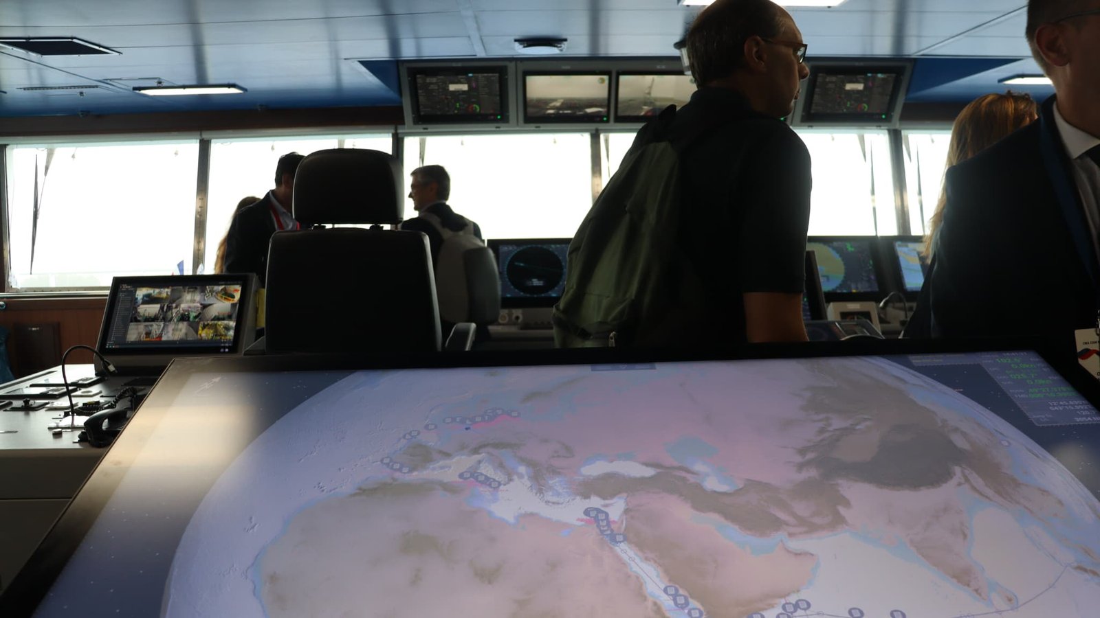 Une carte maritime numérique interactive est affichée en permanence dans la salle de contrôle du porte-conteneurs. Une carte maritime numérique interactive est affichée en permanence dans la salle de contrôle du porte-conteneurs.