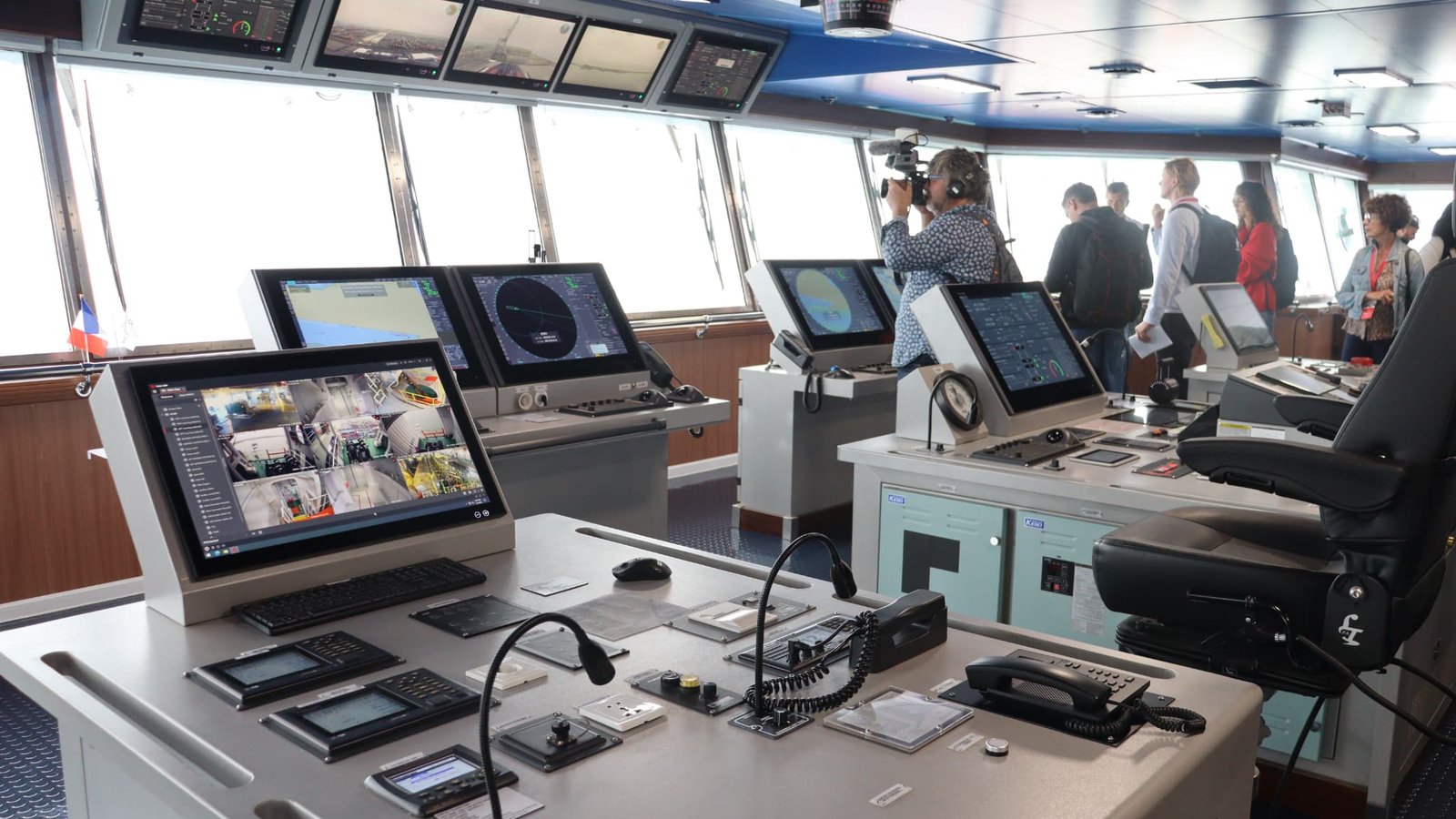 Une trentaine de marins travaillent sur le navire de onze étages pendant ses traversées. Une trentaine de marins travaillent sur le navire de onze étages pendant ses traversées.