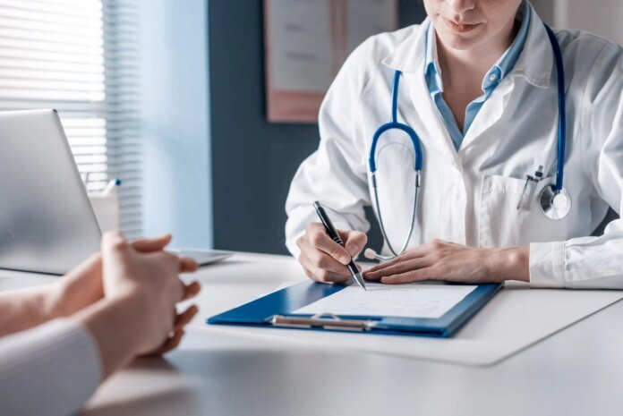 Urgence, vacances, médecin indisponible : 3 exceptions pour voir un spécialiste sans passer par le médecin traitant (et se faire rembourser)