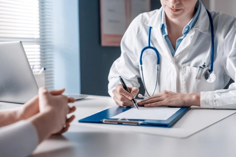 Urgence, vacances, médecin indisponible : 3 exceptions pour voir un spécialiste sans passer par le médecin traitant (et se faire rembourser)