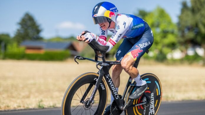 VIDEO. En course pour le podium du classement général, l'Allemand Florian Lipowitz chute lourdement sur le contre-la-montre de la 16e étape du Tour de France et abandonne