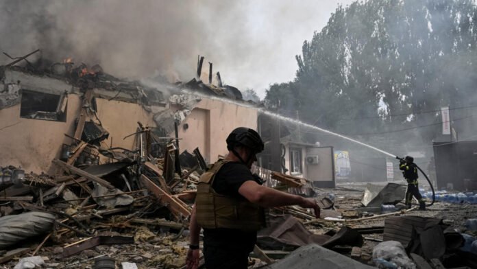 Vingt morts en Ukraine et en Russie, Kiev frappe des régions russes jusqu'à l'Oural