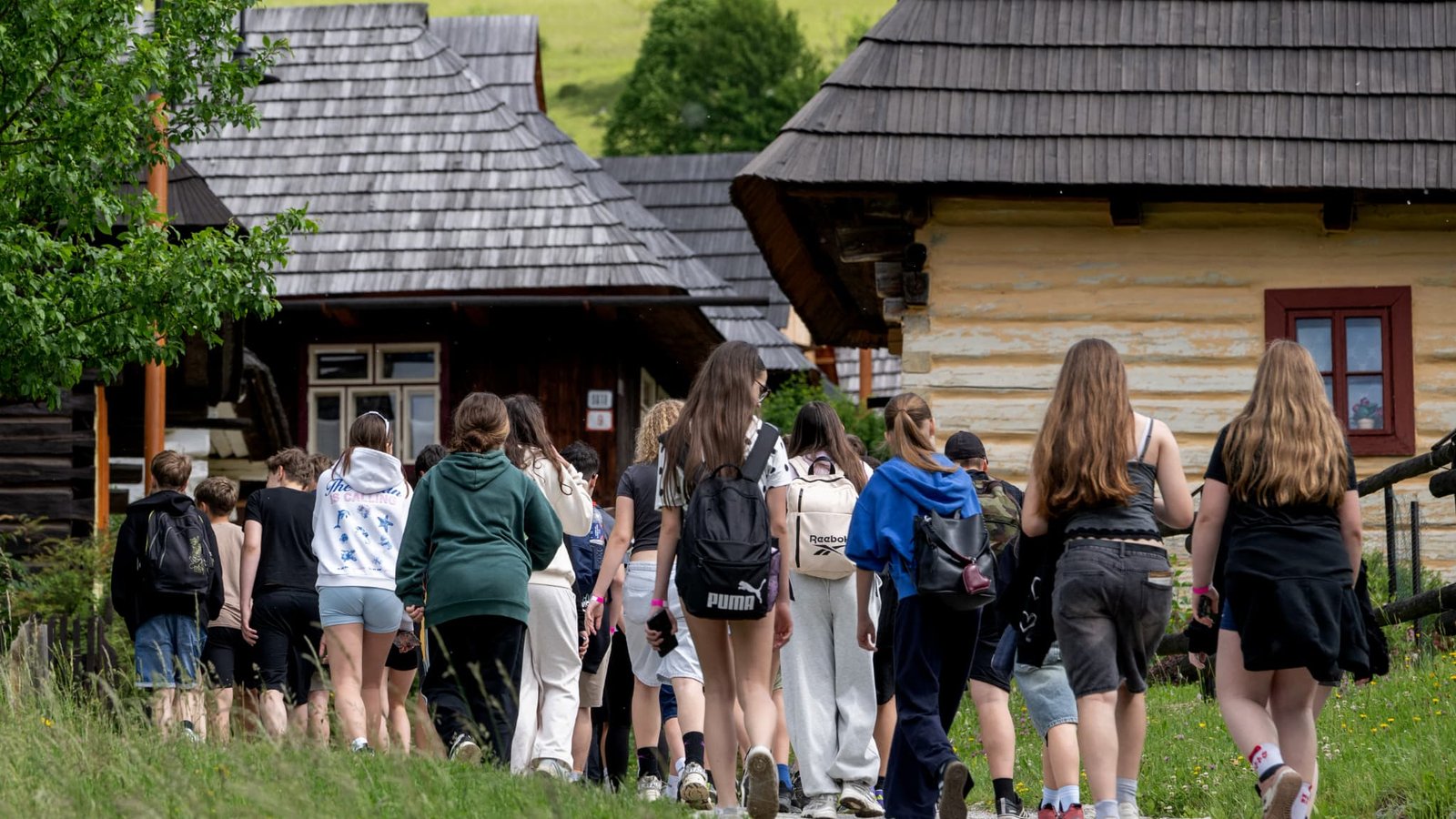 Un groupe d'étudiants visite le village de Vlkolinec, le 6 juin 2026 