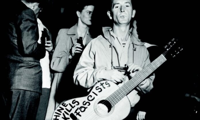 Woody Guthrie, pionnier du folk à l’américaine