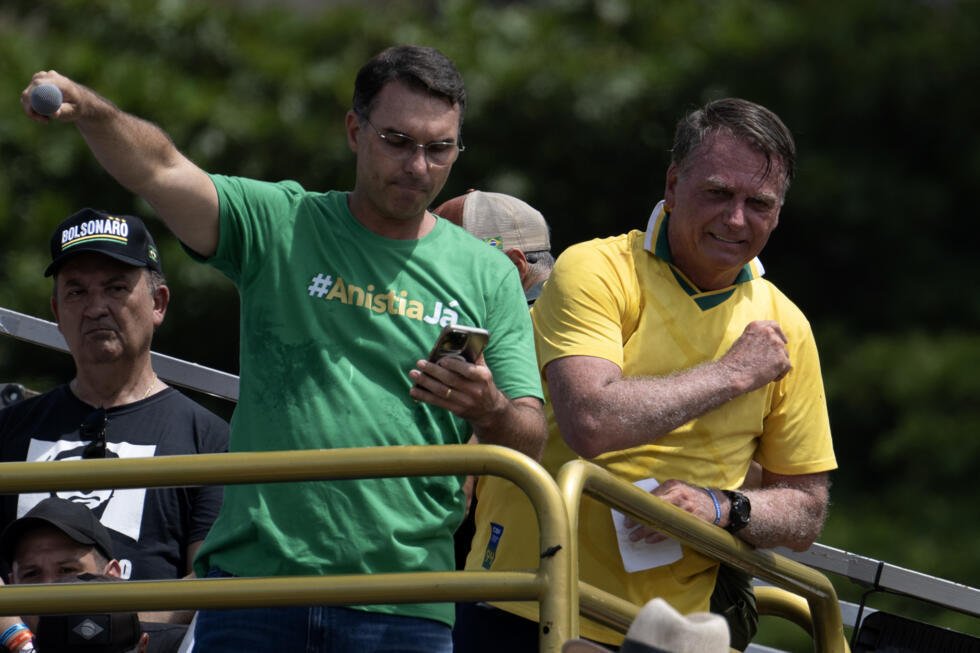 L'ex-président brésilien Jair Bolsonaro (d.) et son fils, le sénateur Flavio Bolsonaro, participent à un rassemblement à Copacabana, à Rio de Janeiro, au Brésil, le 16 mars 2025
