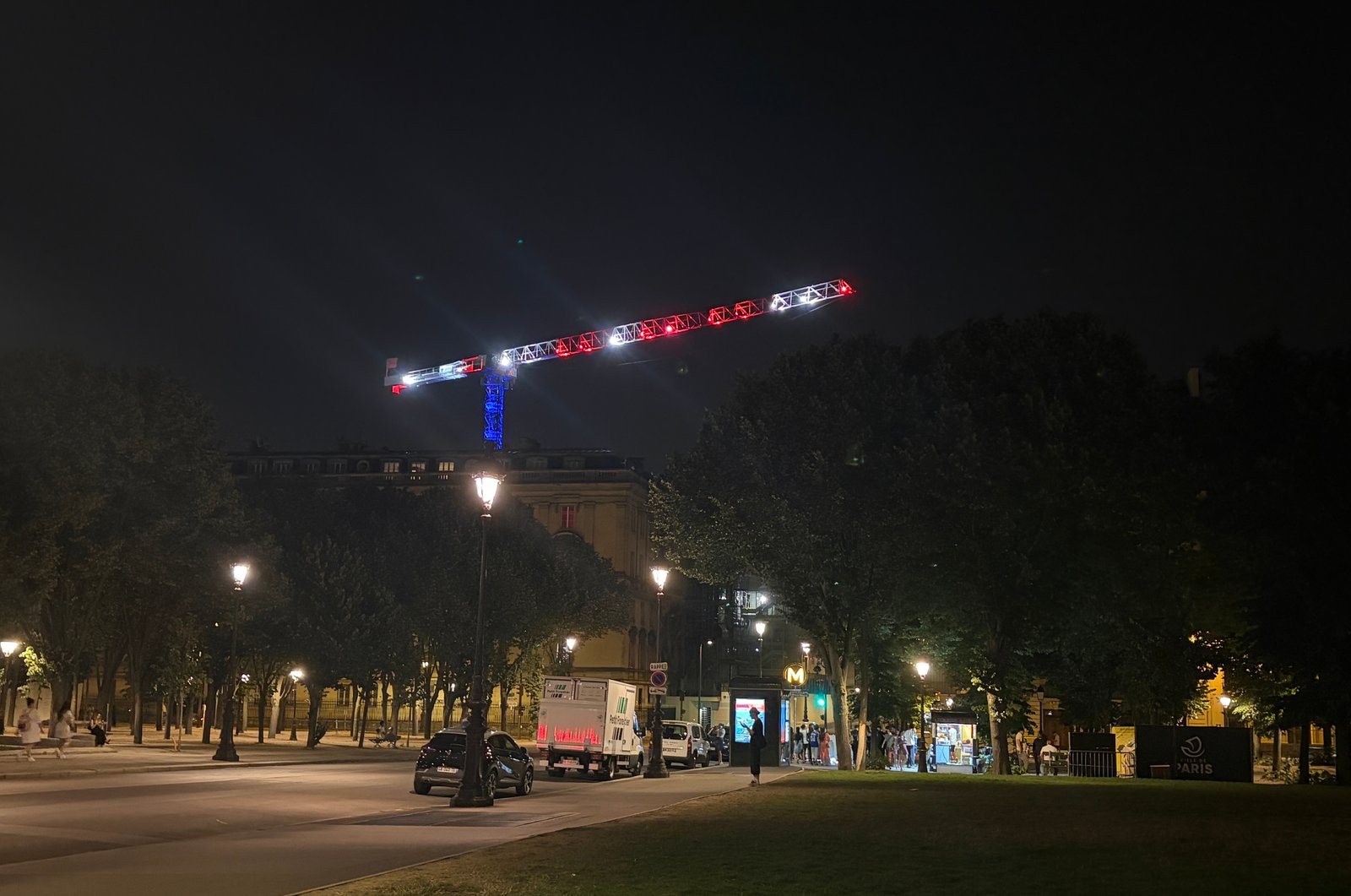 Paris : Invalides - 14 juillet 23 heures après la défaite de la France