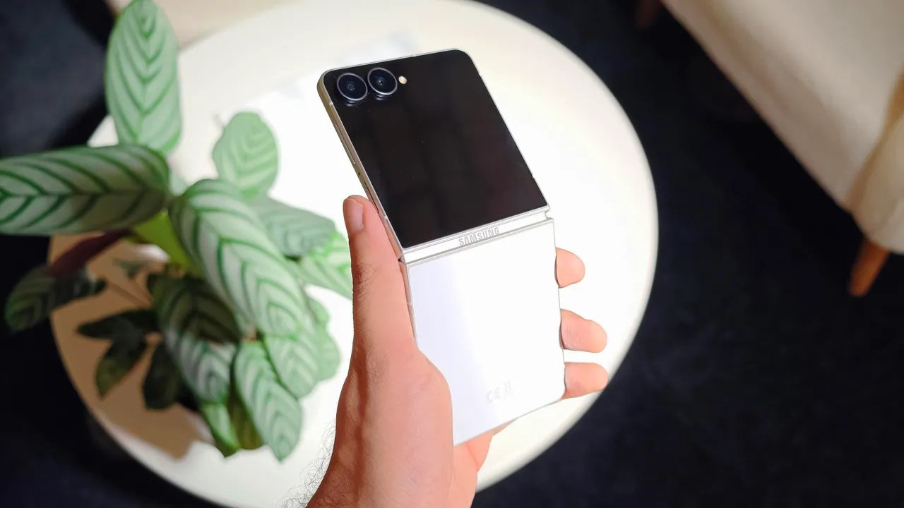 Prakhar Khanna tenant un Galaxy Z Flip 8 à moitié replié.