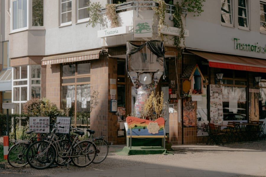 La devanture du restaurant Trattoria a' Muntagnola, tenue par Pino Bianco, dans le quartier de Schöneberg, à Berlin, au printemps 2026. | Noémie de Bellaigue