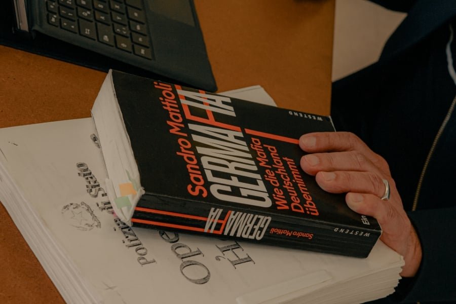 Sandro Mattioli est l'auteur du livre Germafia – Wie die Mafia Deutschland übernimmt («Comment la mafia prend le contrôle de l'Allemagne», paru en mai 2024 en Allemagne). Il milite pour la création d'un observatoire de la mafia en Allemagne, piloté par la société civile. | Noémie de Bellaigue
