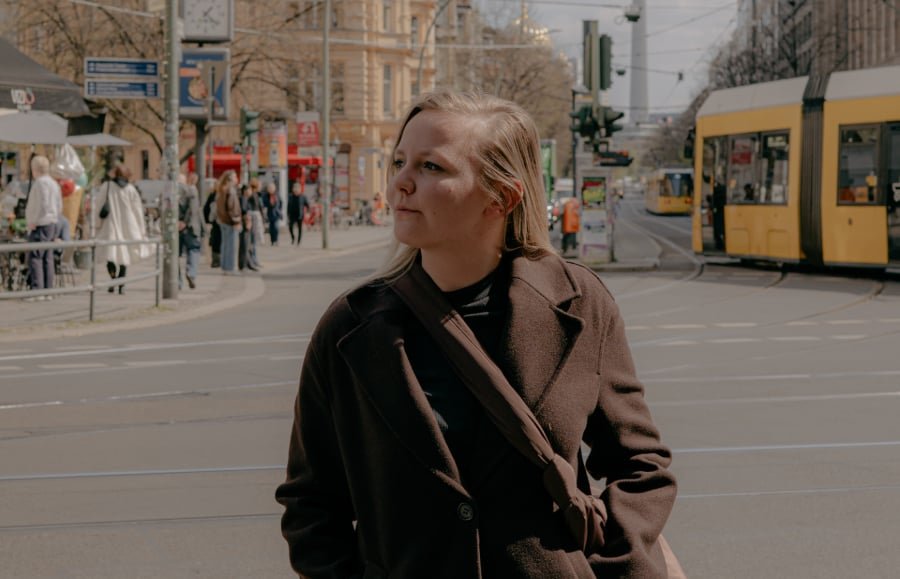 Helena Raspe, politologue et membre de l'association Mafia Nein Danke, dans les rues de Mitte, à Berlin, au printemps 2026. | Noémie de Bellaigue