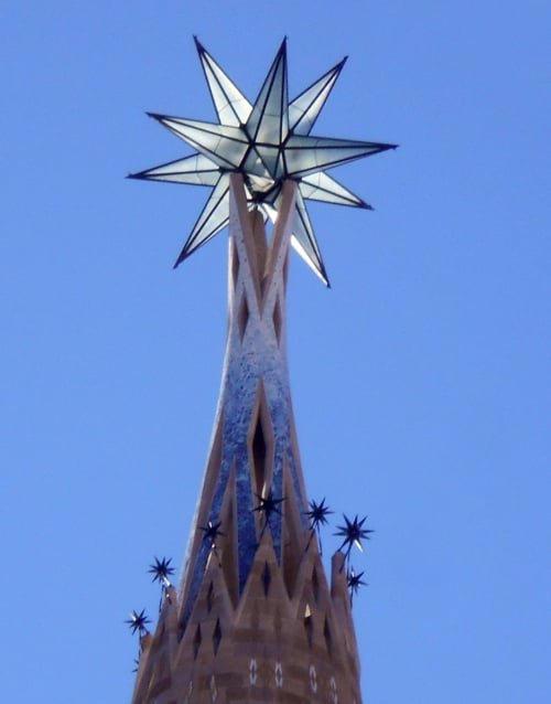 L'étoile au sommet de la tour de Marie de la Sagrada Família. | Canaan / CC BY-SA 4.0 / Wikimedia Commons