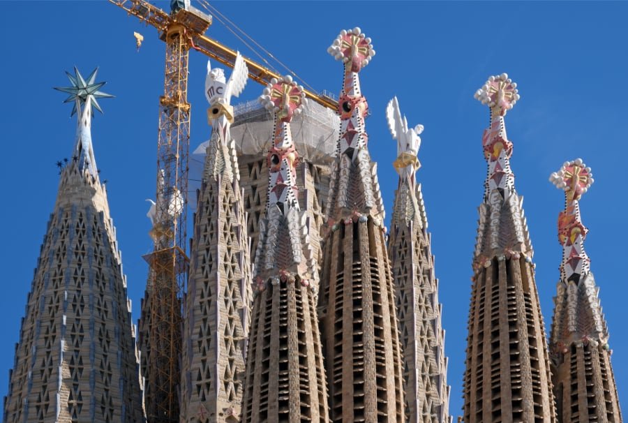 Les sommets de quelques-unes des tours de la Sagrada Família, en février 2024. | kallerna / CC BY-SA 4.0 / Wikimedia Commons