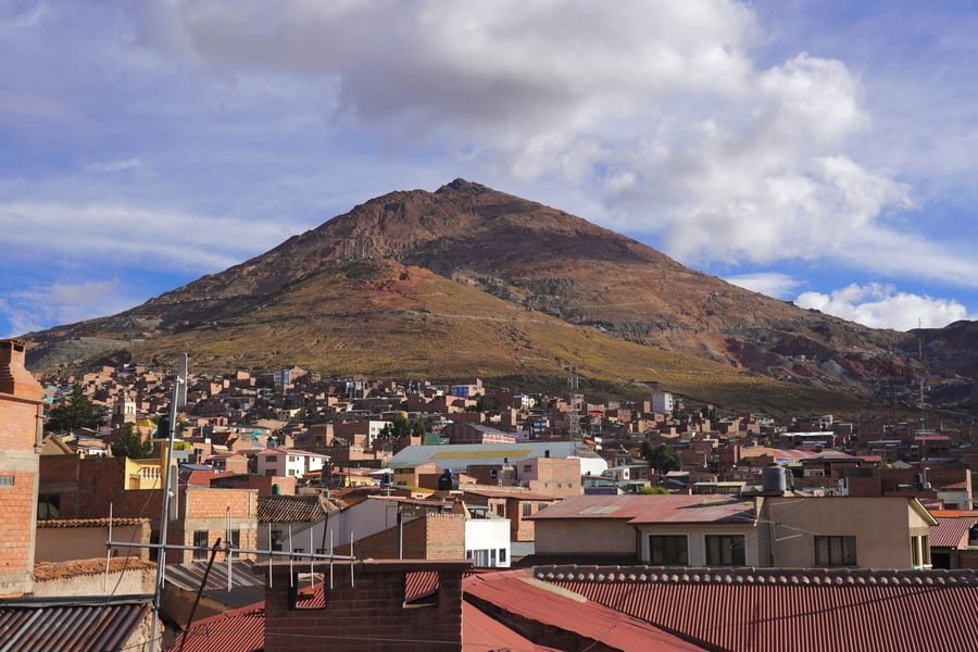 Le Cerro Rico, symbole de la ville andine de Potosí (sud-ouest de la Bolivie), abrite près de 200 mines où sont principalement extraits de l'argent, de l'étain, du zinc et du plomb. | Izia Rouviller