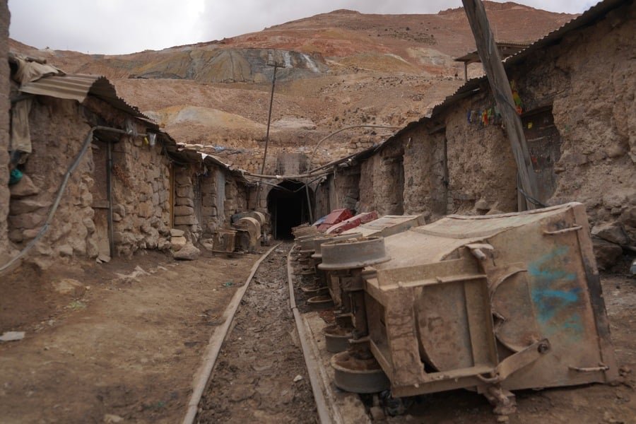 Une fois chargés de minerais, les wagons pèsent environ une tonne. | Izia Rouviller