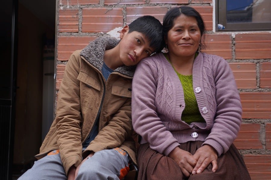 Juan Carlos a commencé à travailler dans la mine à partir de ses 14 ans. Ici aux côtés de sa tante Margarita, à Potosí (Bolivie). | Izia Rouviller