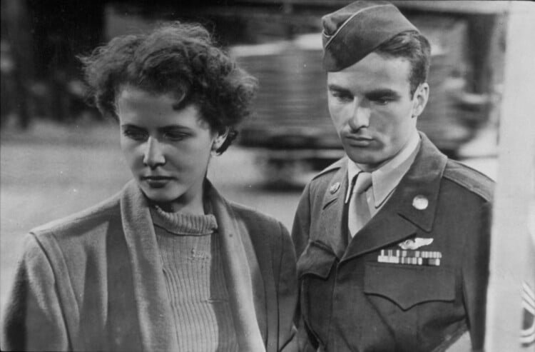 Cornell Borchers (Frederika Burkhardt) et Montgomery Clift (Danny MacCullough) dans le film La Ville écartelée (The Big Lift), réalisé par George Seaton et sorti en 1950. | Archives du 7eme Art / Photo12 / AFP