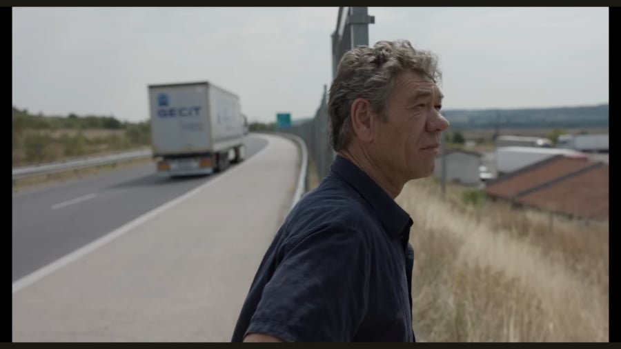 Saïd (Syuleyman Alilov Letifov), celui qui revient au carrefour des trafics, des intrigues et des souvenirs. | Capture d'écran Haut et Court via YouTube