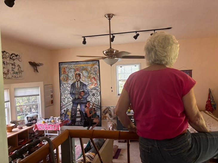 Bernice Davidson et son assistante Sandra mettent les derniers coups de pinceaux sur une fresque en l'honneur de Z. Alexander Looby, à Summertown, dans le Tennessee. | Mehdi Bouzouina.