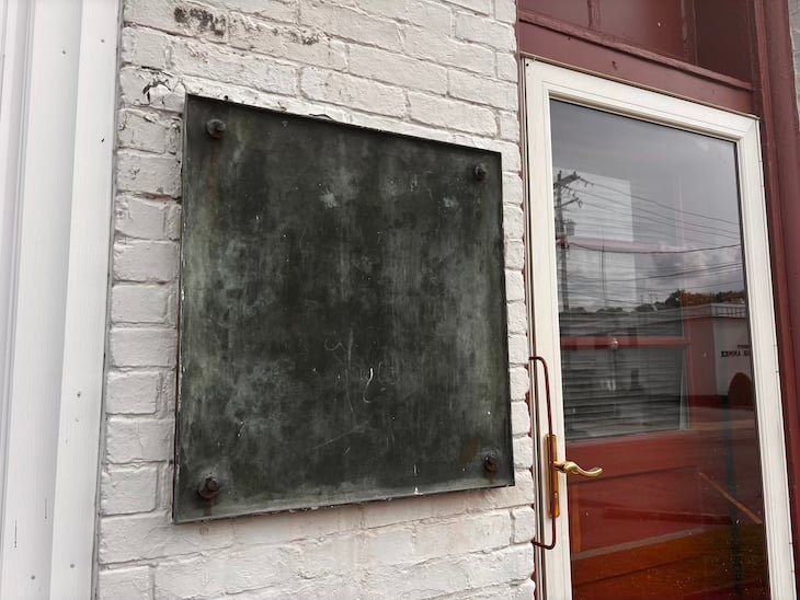 Une plaque commémorative, depuis retournée, devant l'ancien bureau du juge Jones où fut créé fin 1865 le premier KKK. | Mehdi Bouzouina.