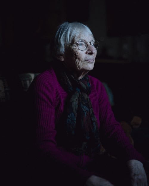 Portrait d'Annick Denis chez elle, dans son salon à Suèvres (Loir-et-Cher). | © Pierre Ferrandis
