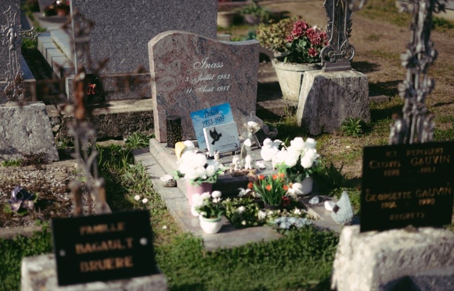 Dans le cimetière de Suèvres (Loir-et-Cher), la tombe fleurie et entretenue d'Inass Touloub, née le 3 juillet 1983 et retrouvée morte le 11 août 1987 près de l'A10. | © Pierre Ferrandis