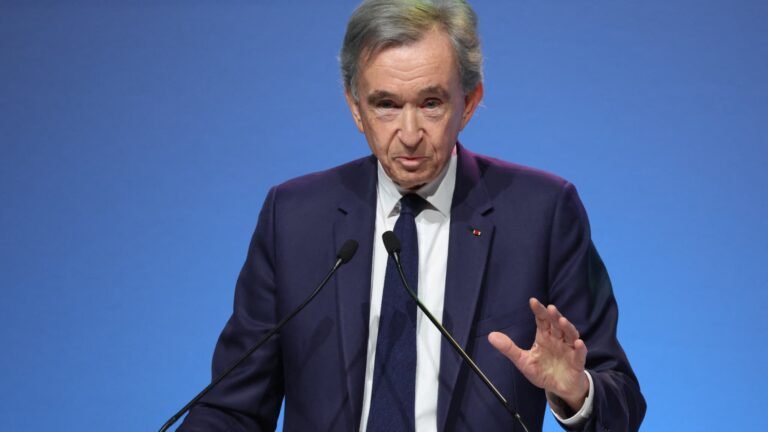 "Apparemment on ne discute pas, on complote": Bernard Arnault nie toute "fissure" dans sa famille sur sa succession à la tête de LVMH