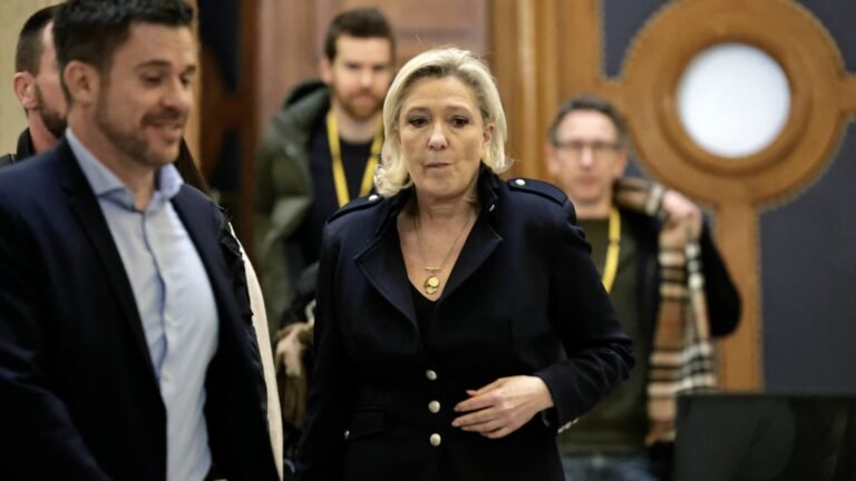 "Elle peut tenir 40 minutes sans outrance, puis elle se lâche": Marine Le Pen joue son avenir présidentiel mais les patrons lui préfèrent-ils vraiment Jordan Bardella?