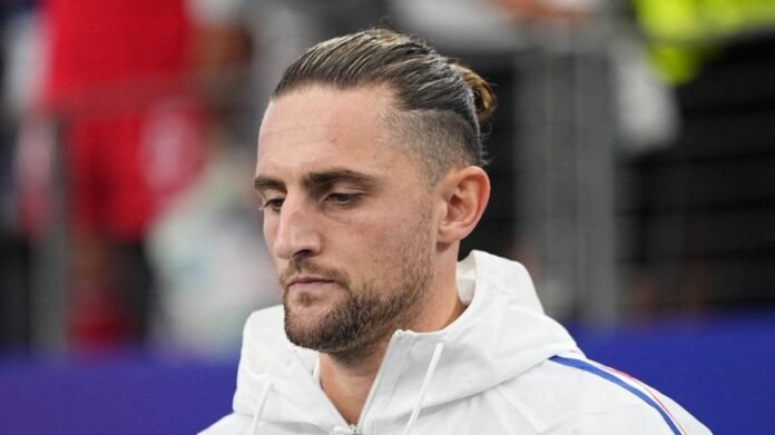 "En première mi-temps, certains comportements étaient inadmissibles", tacle Adrien Rabiot après la défaite des Bleus face à l'Angleterre "En première mi-temps, certains comportements étaient inadmissibles", tacle Adrien Rabiot après la défaite des Bleus face à l'Angleterre