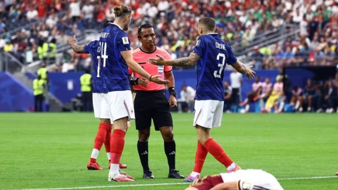 "Est-ce que l'arbitre a le niveau pour une demi-finale de Coupe du monde ?", s'est interrogé Didier Deschamps après l'élimination de la France face à l'Espagne "Est-ce que l'arbitre a le niveau pour une demi-finale de Coupe du monde ?", s'est interrogé Didier Deschamps après l'élimination de la France face à l'Espagne